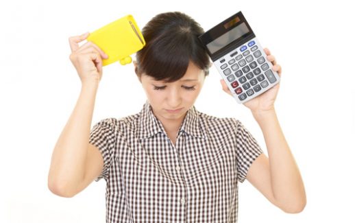 imagem de mulher com calculadora na mão direita e carteira na mão esquerda, na cabeça