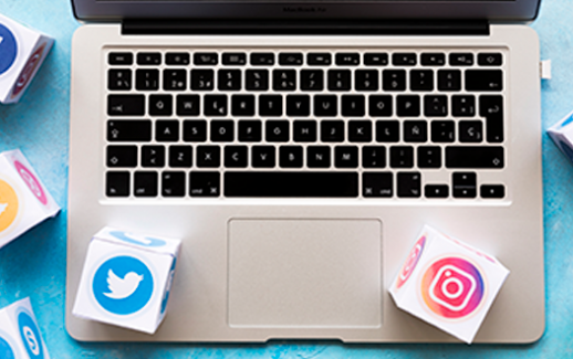 social-media-ikone-blockiert-auf-laptop-ueber-dem-blauen-hintergrund